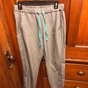 FIGS women’s graphite prestea scrub pants in small